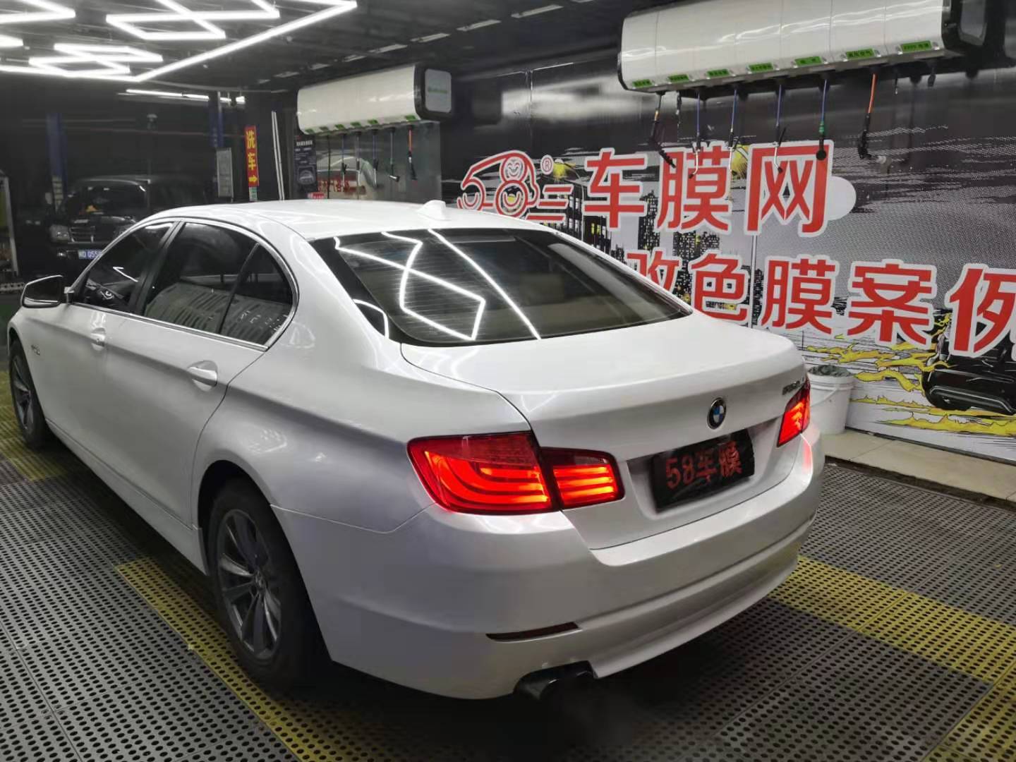 宝马525改色膜   香槟金贴超亮金属白