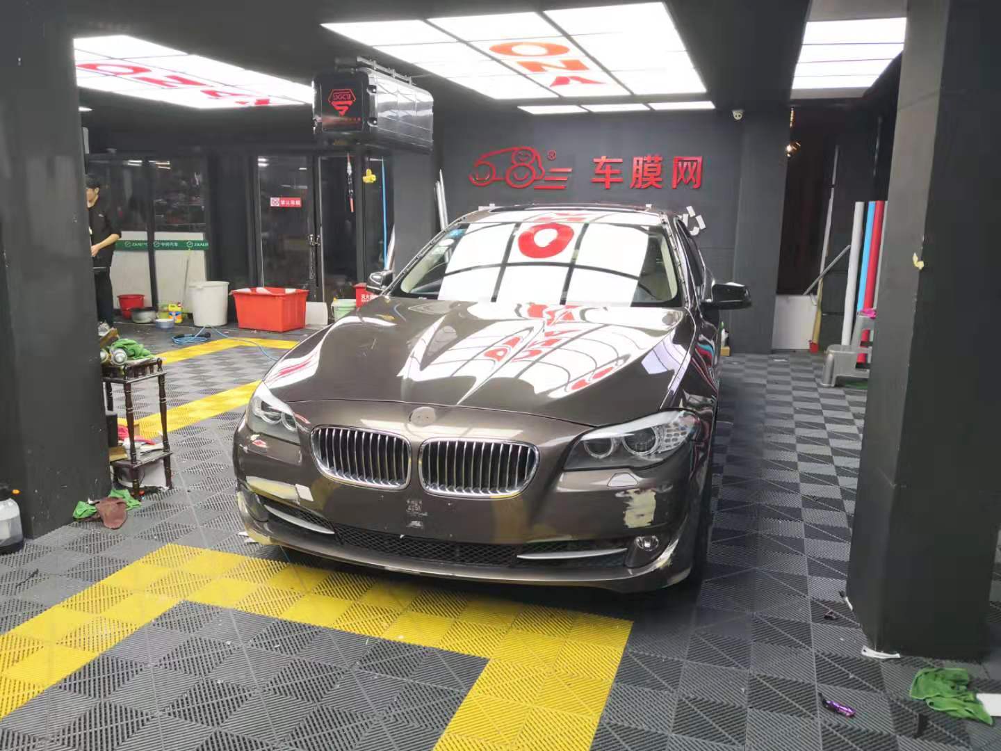 宝马525改色膜   香槟金贴超亮金属白
