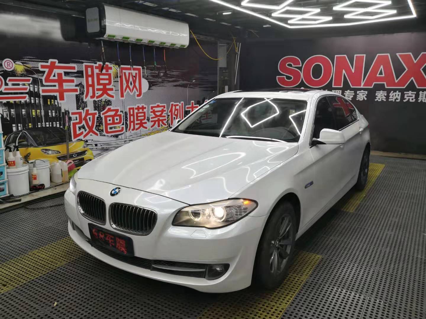 宝马525改色膜   香槟金贴超亮金属白