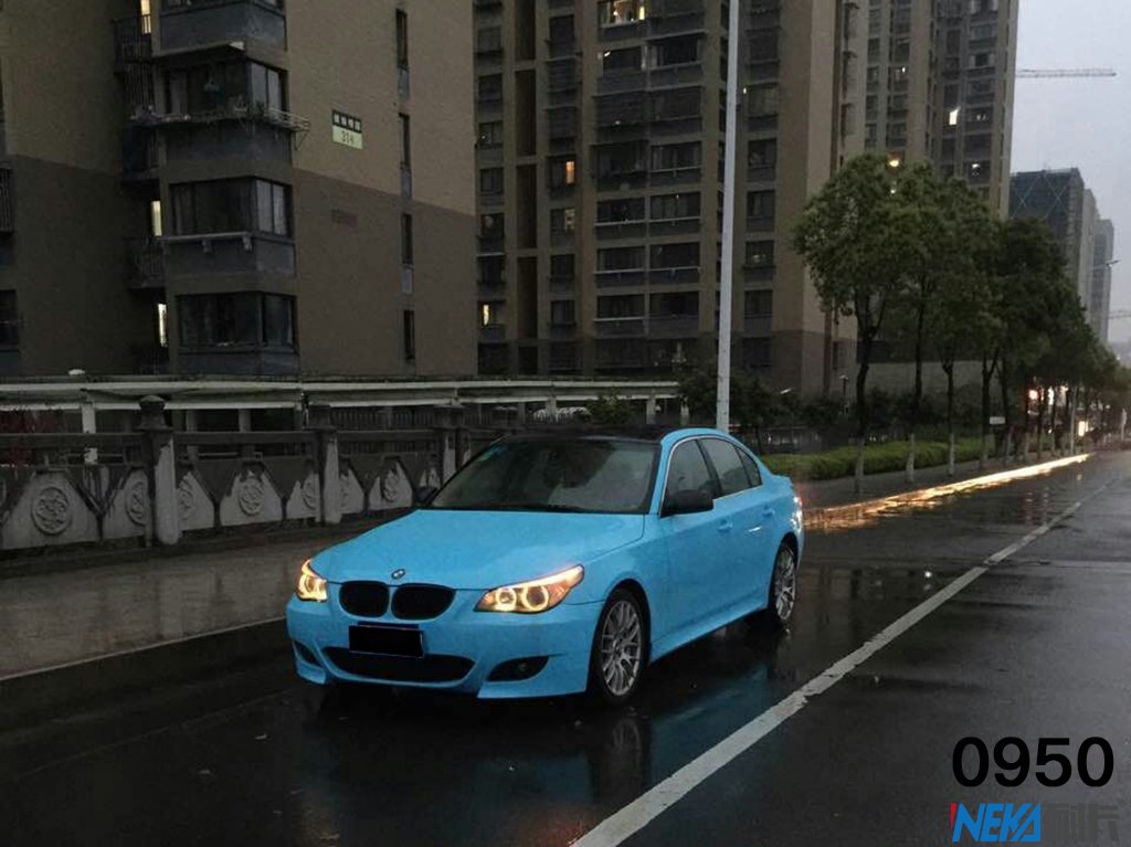 宝马520i亮浅天空蓝车身改色贴膜