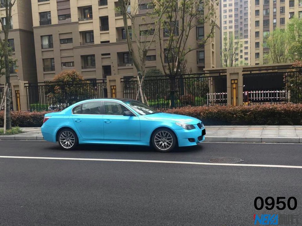 宝马520i亮浅天空蓝车身改色贴膜