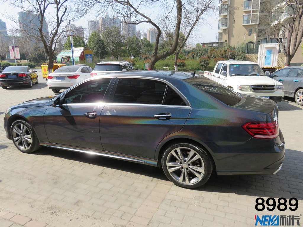 奔驰E260I镭射闪黑车身改色贴膜