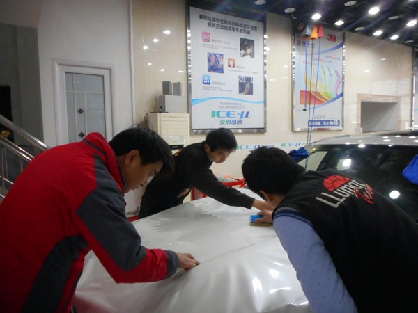 宝马5系改色贴膜：香槟金改超亮金属白