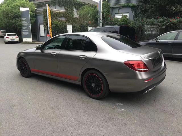 奔驰E300改色电光碳灰车身贴膜效果
