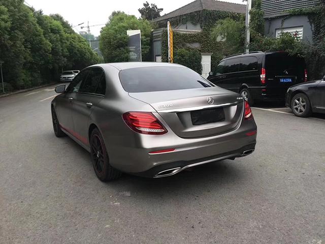 奔驰E300改色电光碳灰车身贴膜效果