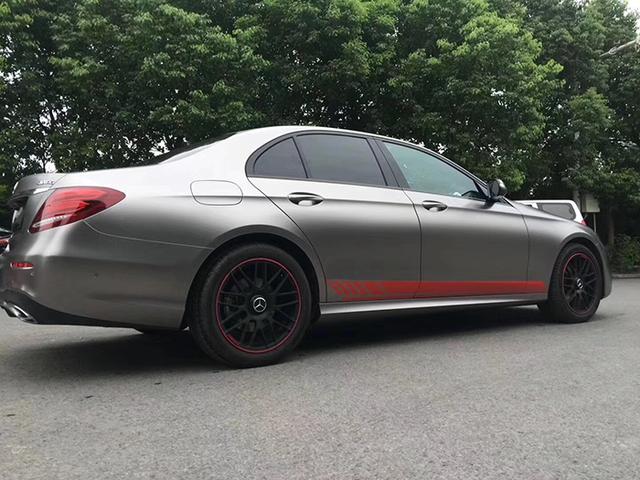 奔驰E300改色电光碳灰车身贴膜效果