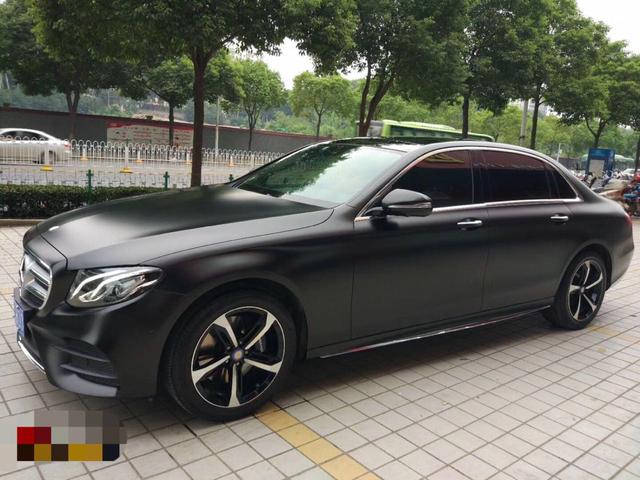 奔驰E300车身改色贴膜: 改色电光金属黑效果图