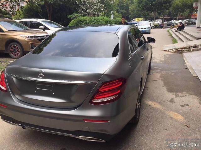 奔驰E300车身改色贴膜: 电光钛灰效果图