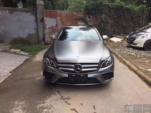 奔驰E300车身改色贴膜: 电光钛灰效果图