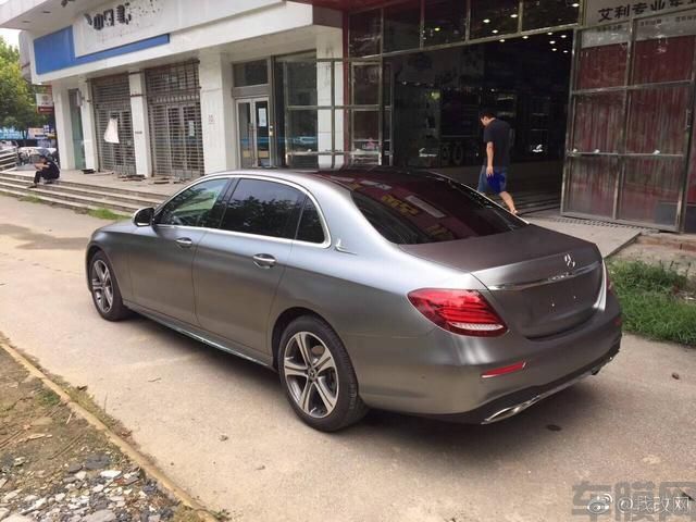 奔驰E300车身改色贴膜: 电光钛灰效果图
