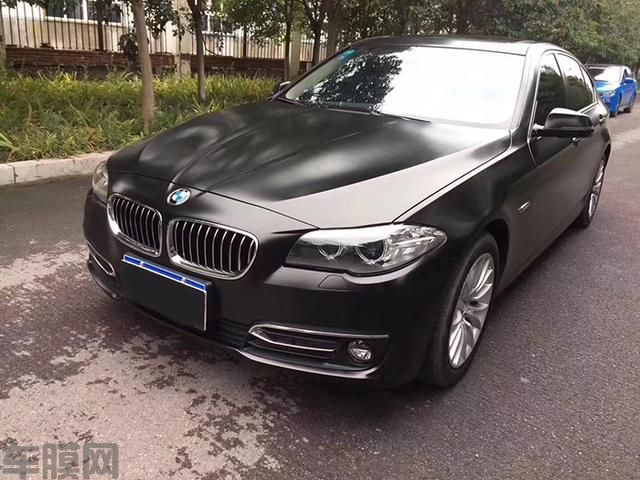 宝马5系车身改色电光黑贴膜效果图