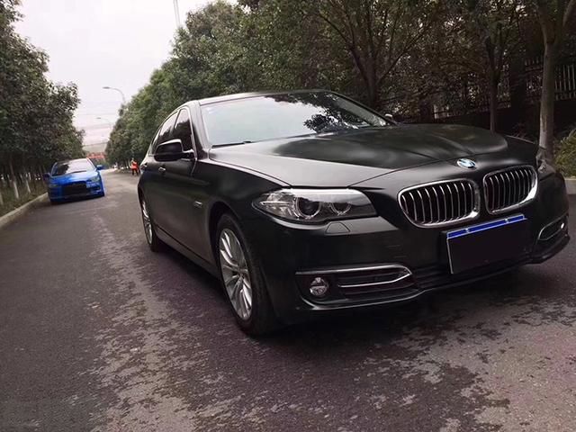 宝马5系车身改色电光黑贴膜效果图