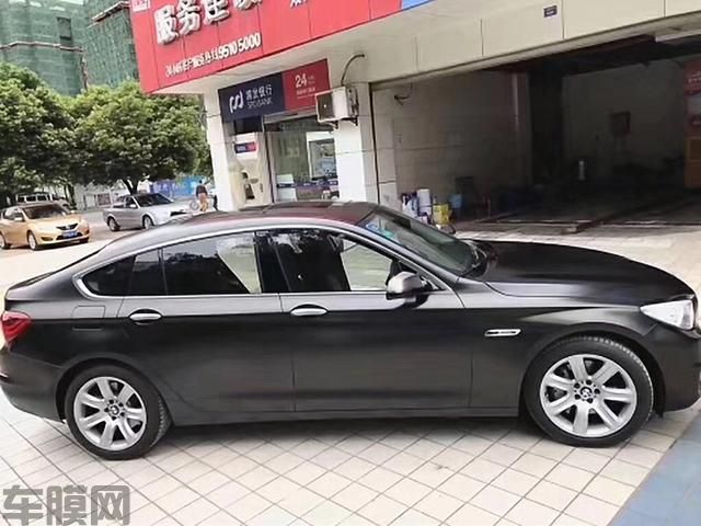 宝马5系GT改色电光金属黑车身贴膜效果 