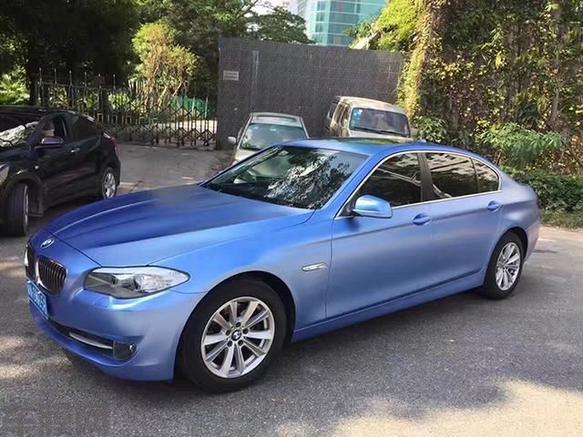 宝马5系电光清雾蓝车身改色贴膜