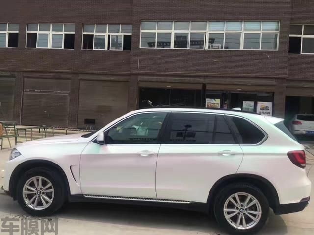 宝马X5曙光白车身改色贴膜 简单有内涵低调有出众