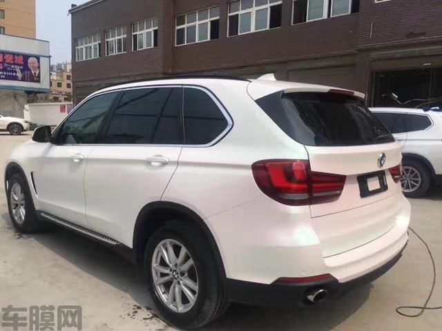 宝马X5曙光白车身改色贴膜 简单有内涵低调有出众