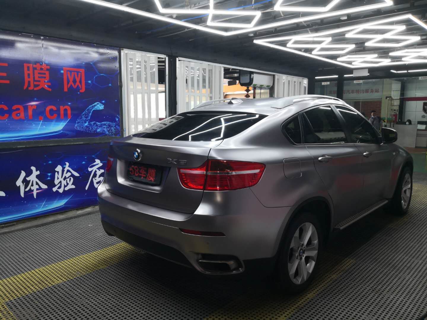 宝马X6电光棕灰贴膜改色效果图