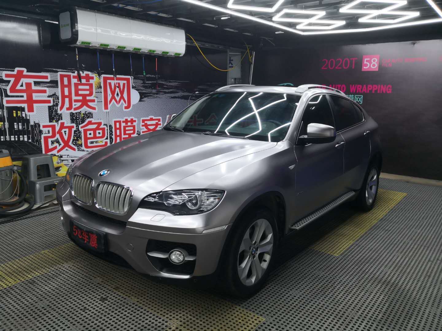 宝马X6电光棕灰贴膜改色效果图