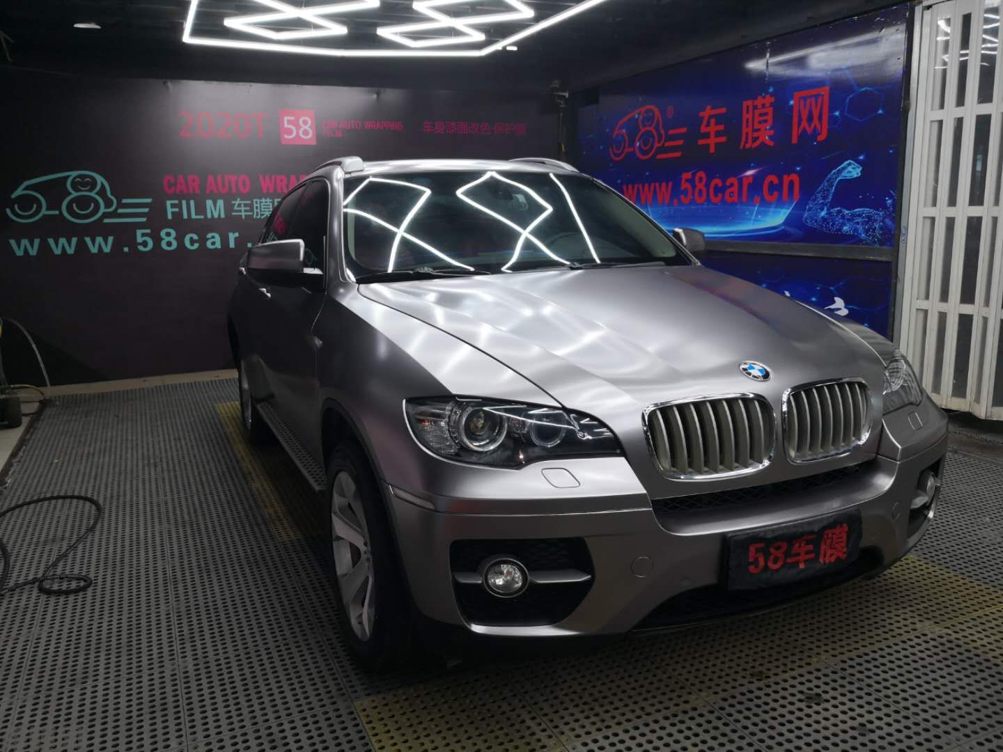 宝马X6电光棕灰贴膜改色效果图
