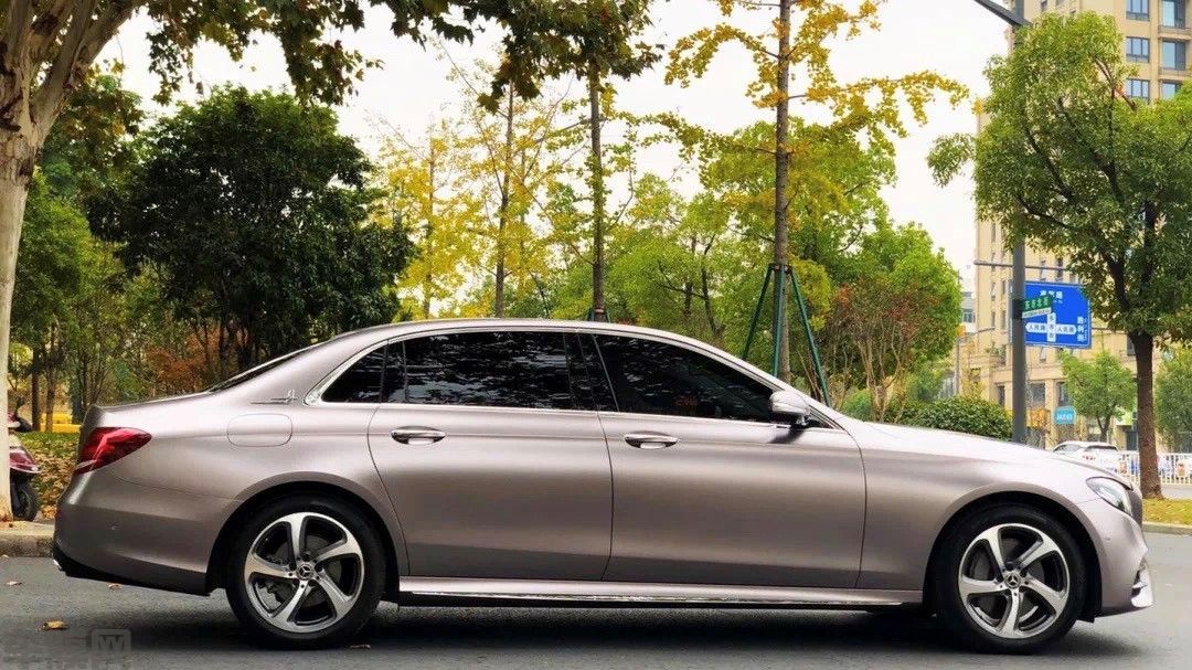 奔驰E300L电光金属钛金贴膜改色效果图
