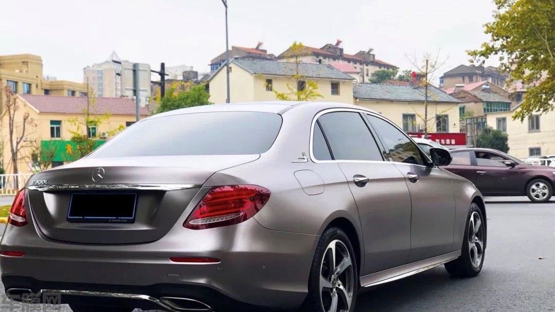 奔驰E300L电光金属钛金贴膜改色效果图