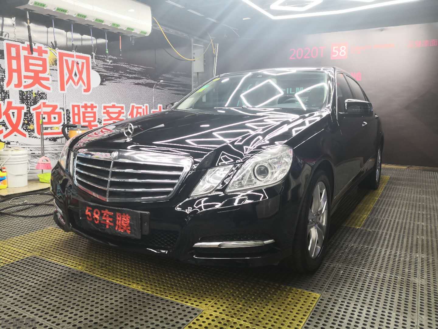 奔驰e300水晶高亮黑贴膜改色效果图