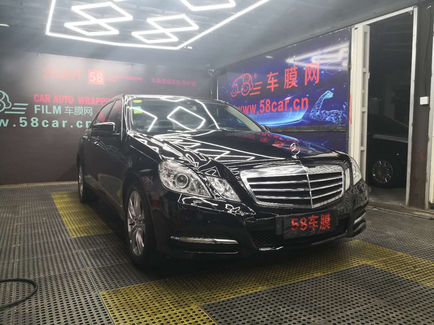 奔驰e300水晶高亮黑贴膜改色效果图