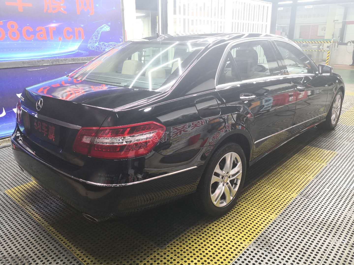 奔驰e300水晶高亮黑贴膜改色效果图