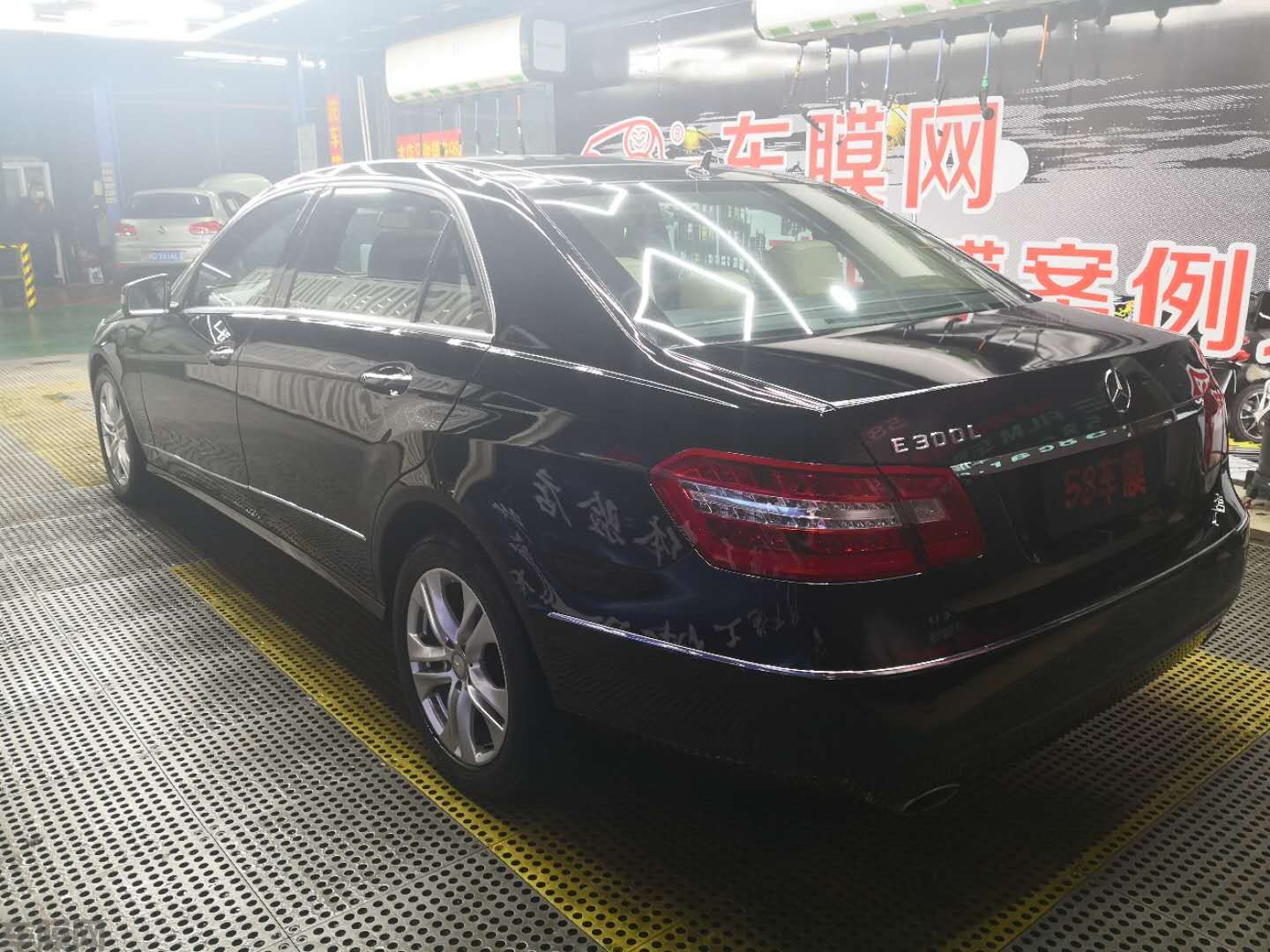 奔驰e300水晶高亮黑贴膜改色效果图