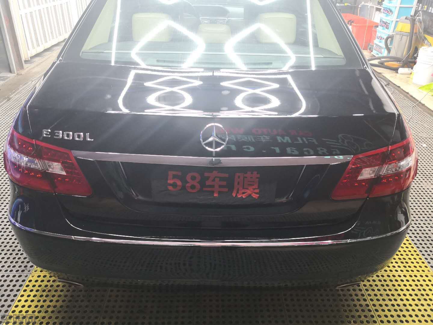 奔驰e300水晶高亮黑贴膜改色效果图