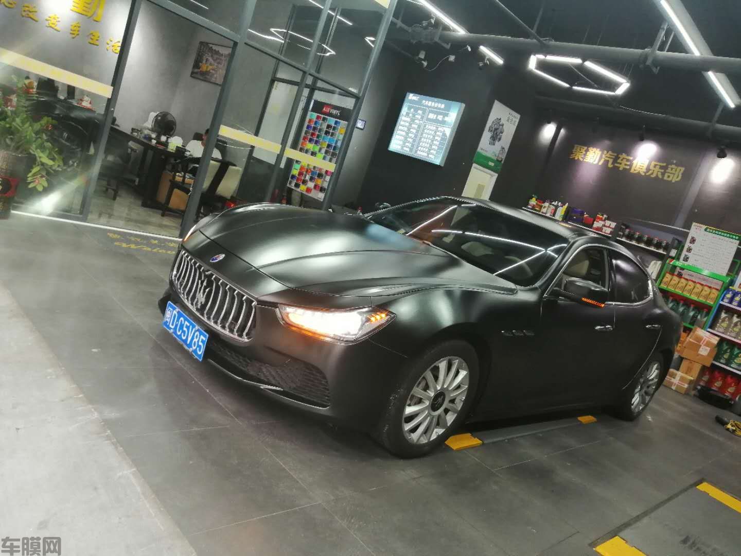 玛莎拉蒂吉博利重金属石墨灰贴膜改色效果图