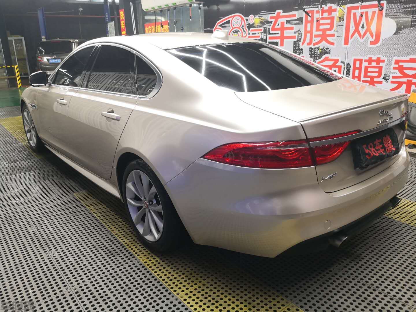 捷豹XF白改香槟金贴膜改色效果图