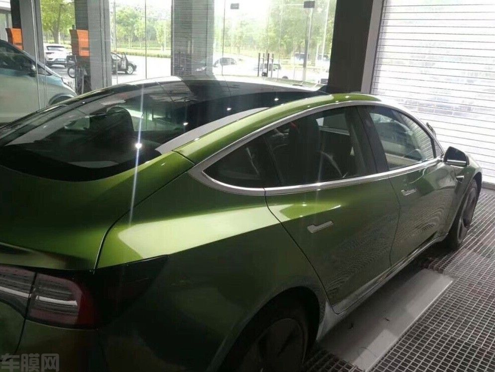 特斯拉model 3曼巴绿贴膜改色效果图