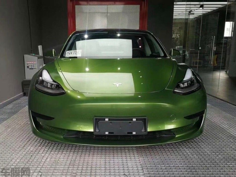特斯拉model 3曼巴绿贴膜改色效果图