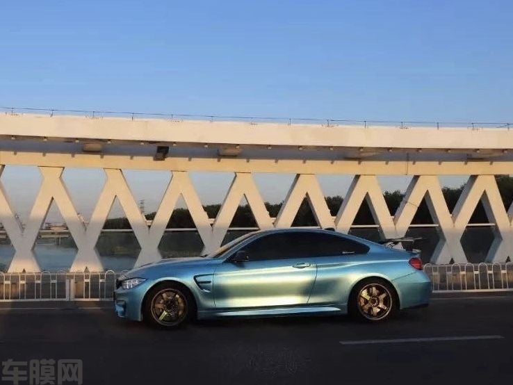 宝马M4电光金属湖水蓝贴膜改色效果图