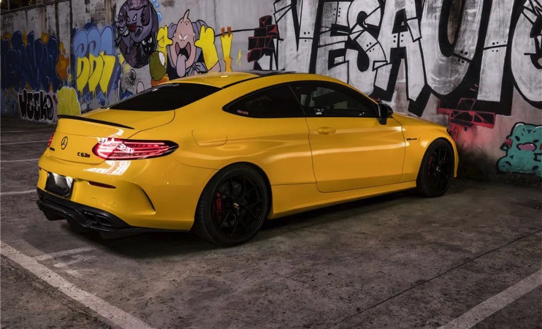 奔驰C级Coupe 高光葵花黄贴膜改色效果图