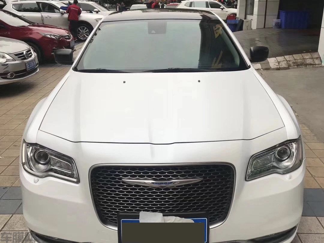 克莱斯勒300C 电光金属白改色贴膜效果图