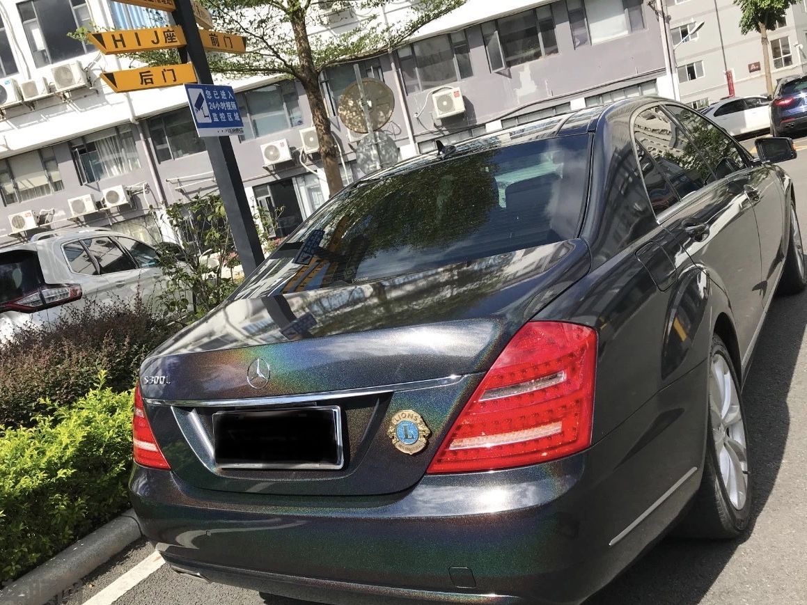 奔驰S300L 七彩镭射黑改色贴膜效果图
