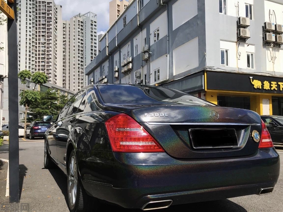 奔驰S300L 七彩镭射黑改色贴膜效果图