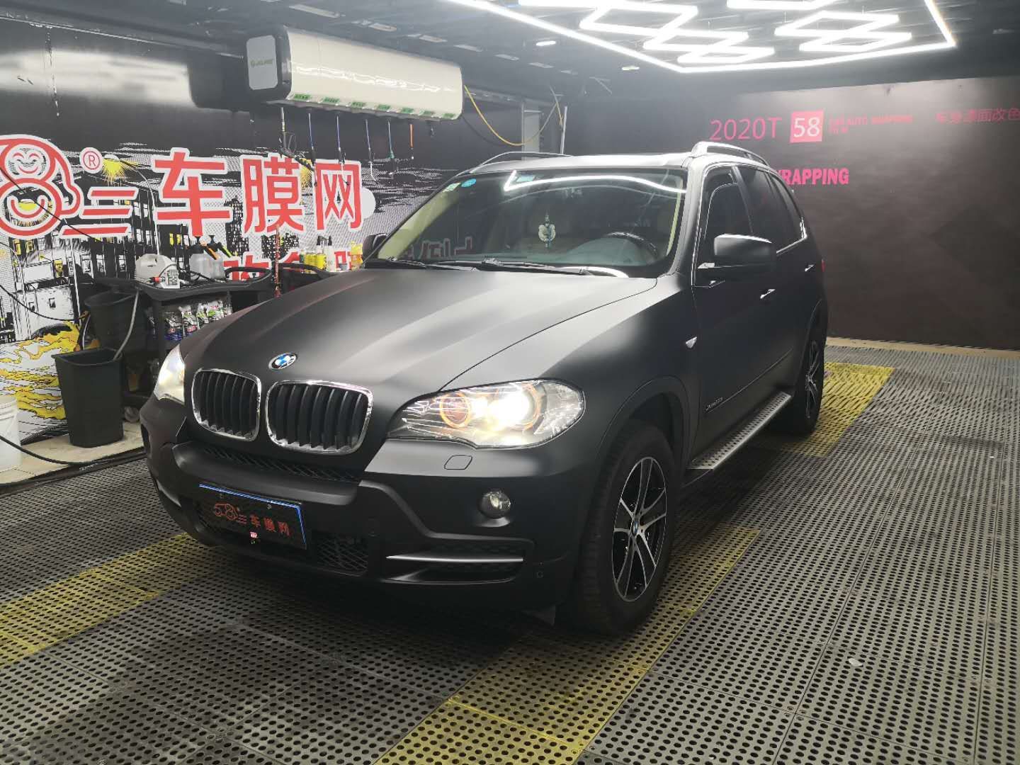 宝马X5 哑光黑改色贴膜效果图
