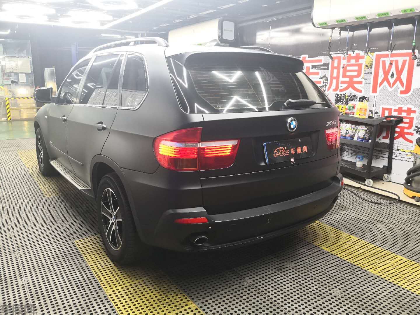 宝马X5 哑光黑改色贴膜效果图