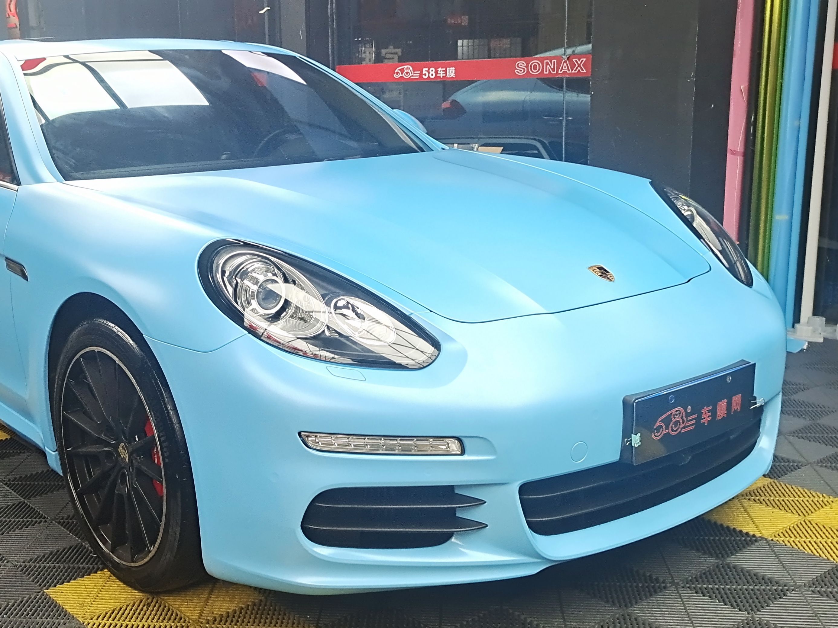 保时捷Panamera 电光天空蓝改色膜 效果图