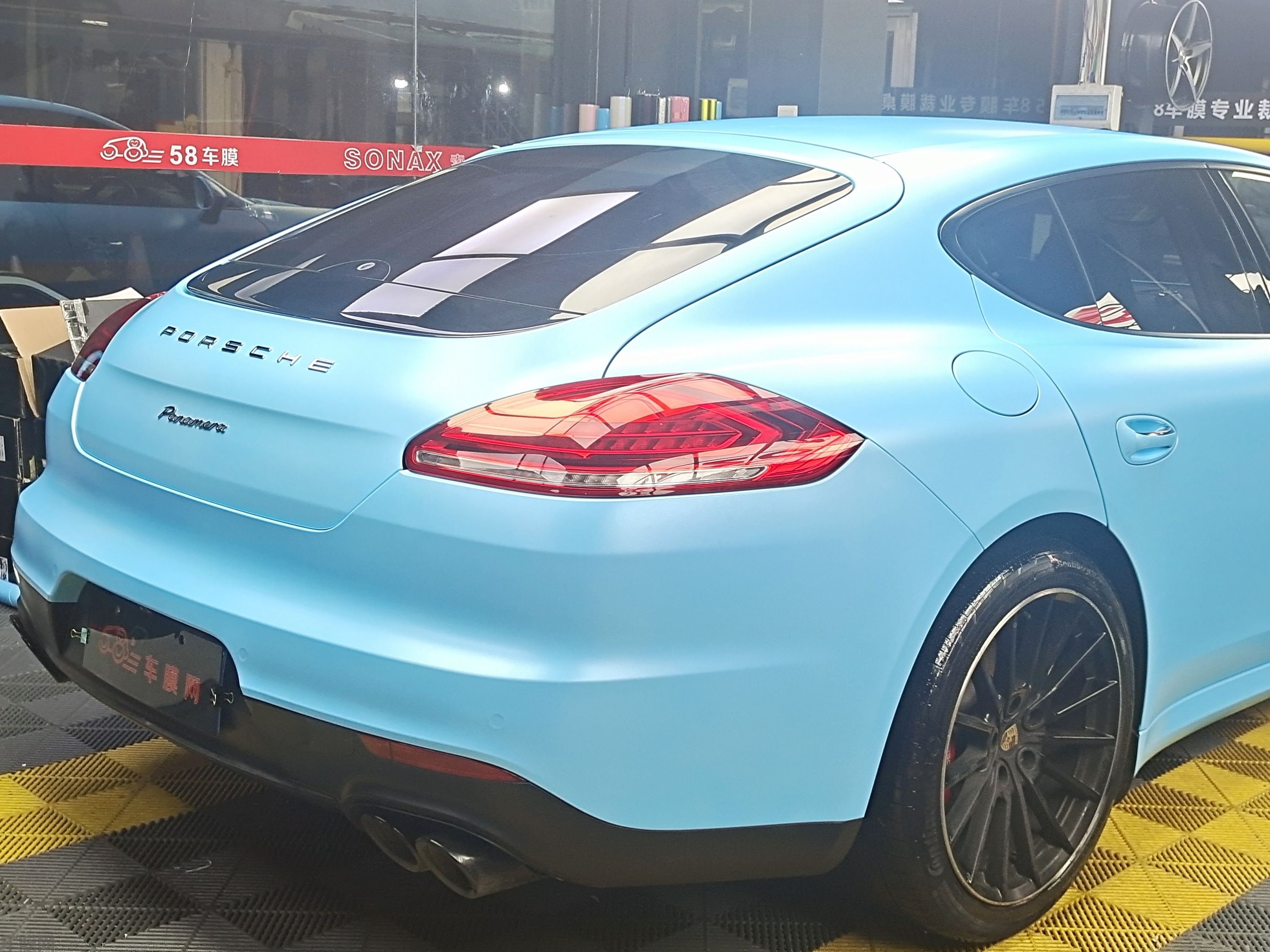 保时捷Panamera 电光天空蓝改色膜 效果图