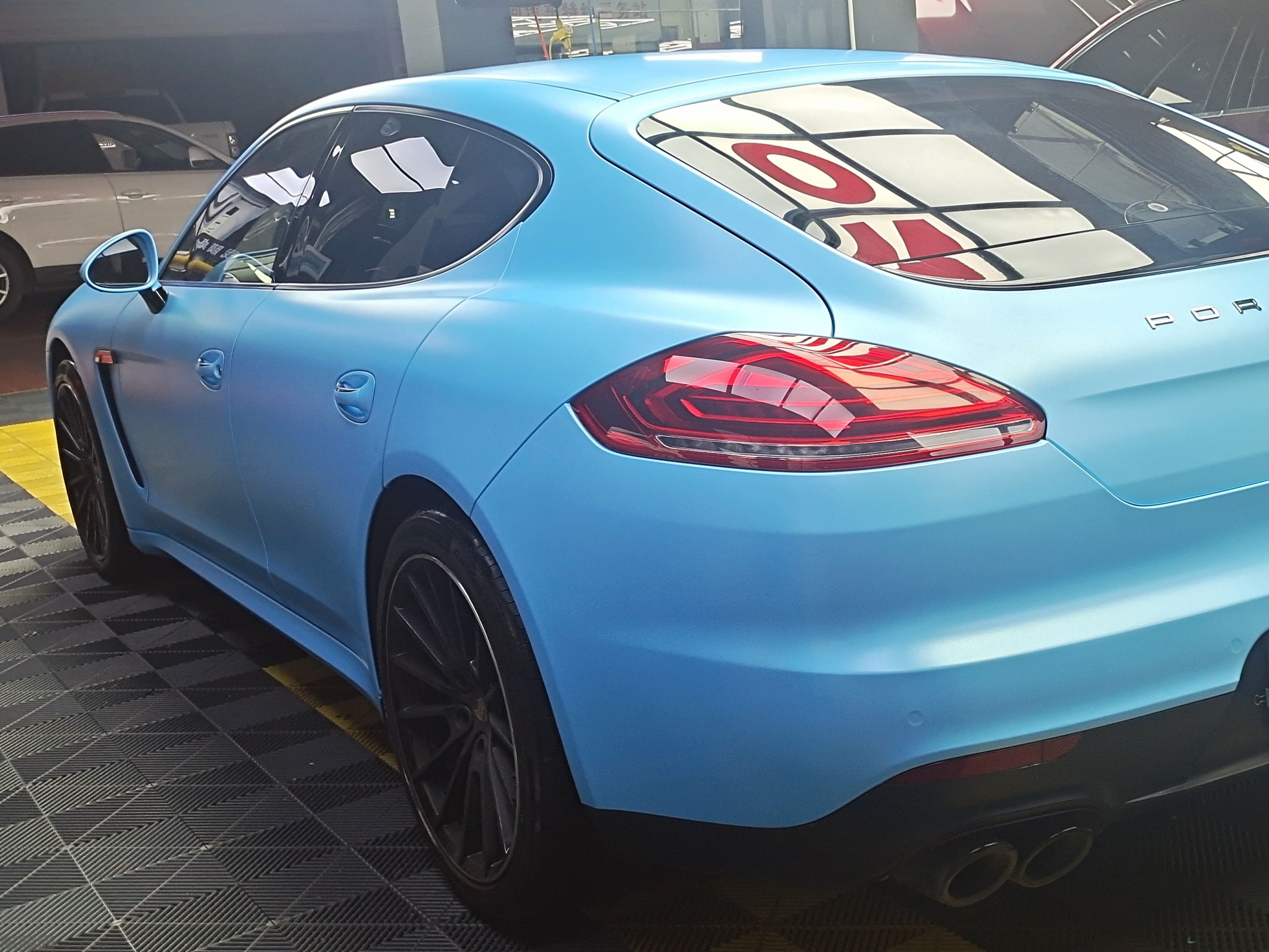 保时捷Panamera 电光天空蓝改色膜 效果图
