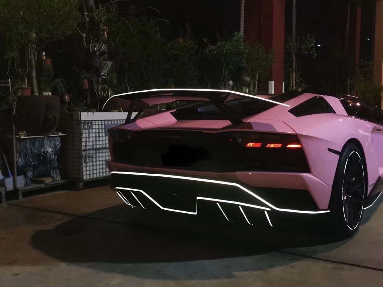 兰博基尼 Aventador S 高亮樱花粉改色膜 效果图