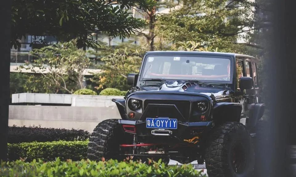 汽车改装｜移植6.4L V8，升高8寸的牧马人，颈椎病好了？