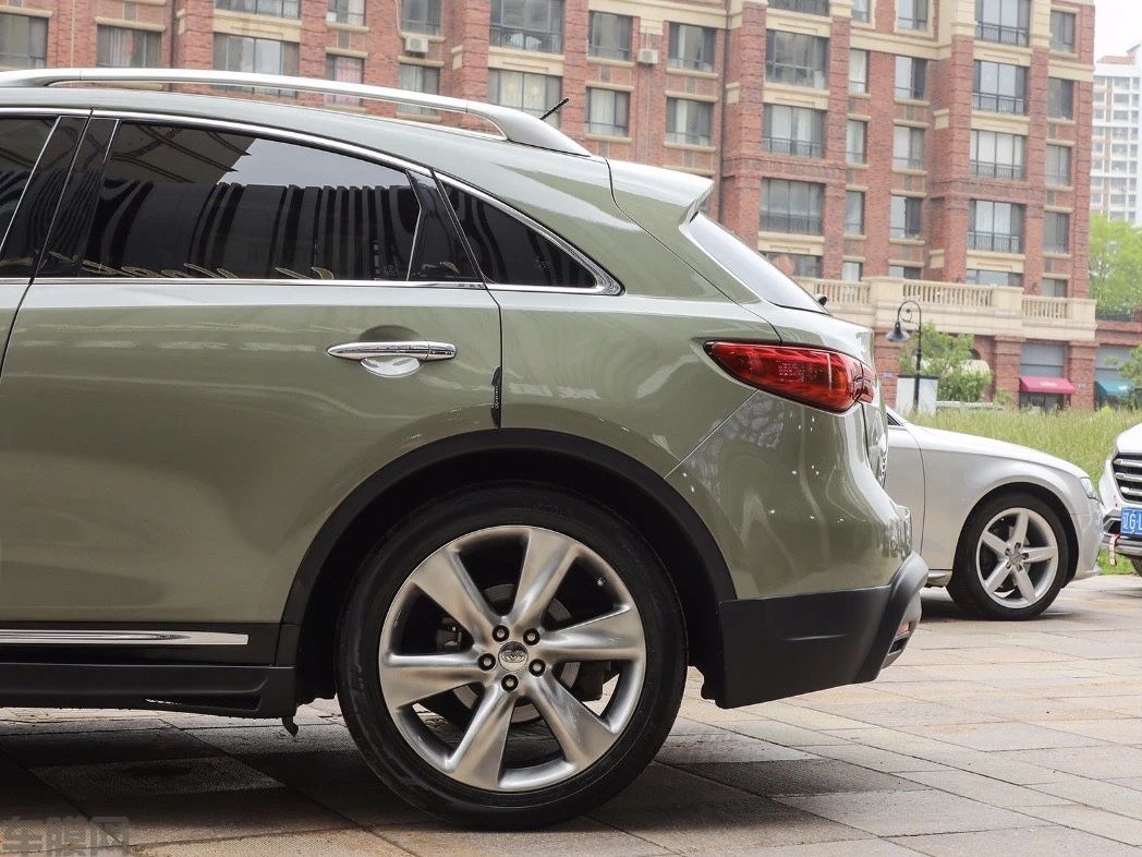 英菲尼迪 QX70 高亮卡其绿改色膜 效果图