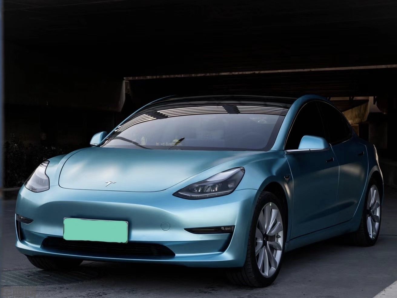 特斯拉ModeL 3 电光金属湖水蓝改色膜 效果图