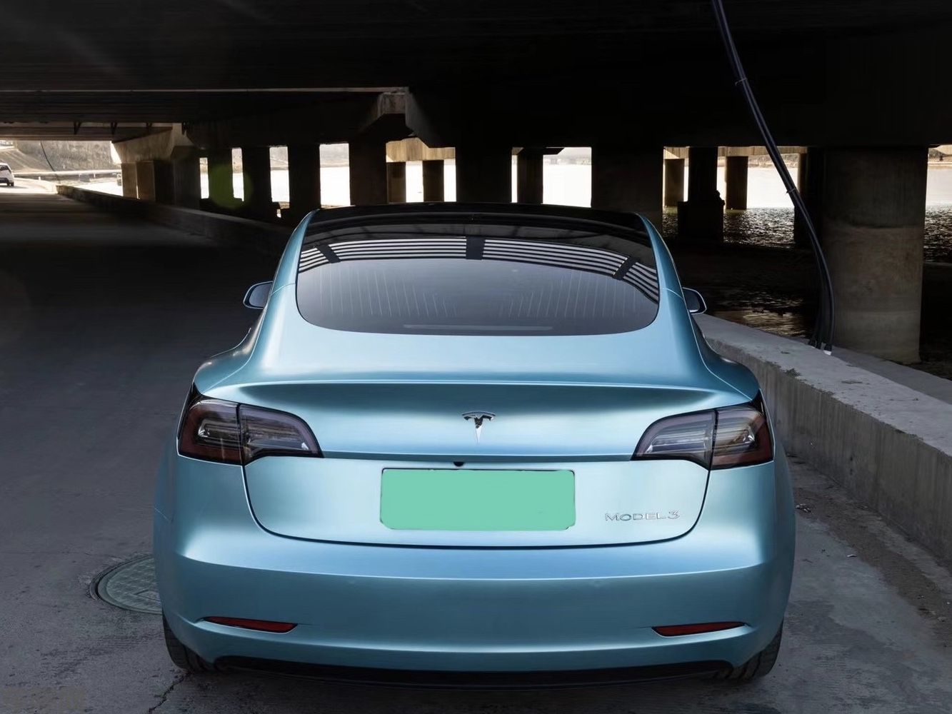 特斯拉ModeL 3 电光金属湖水蓝改色膜 效果图