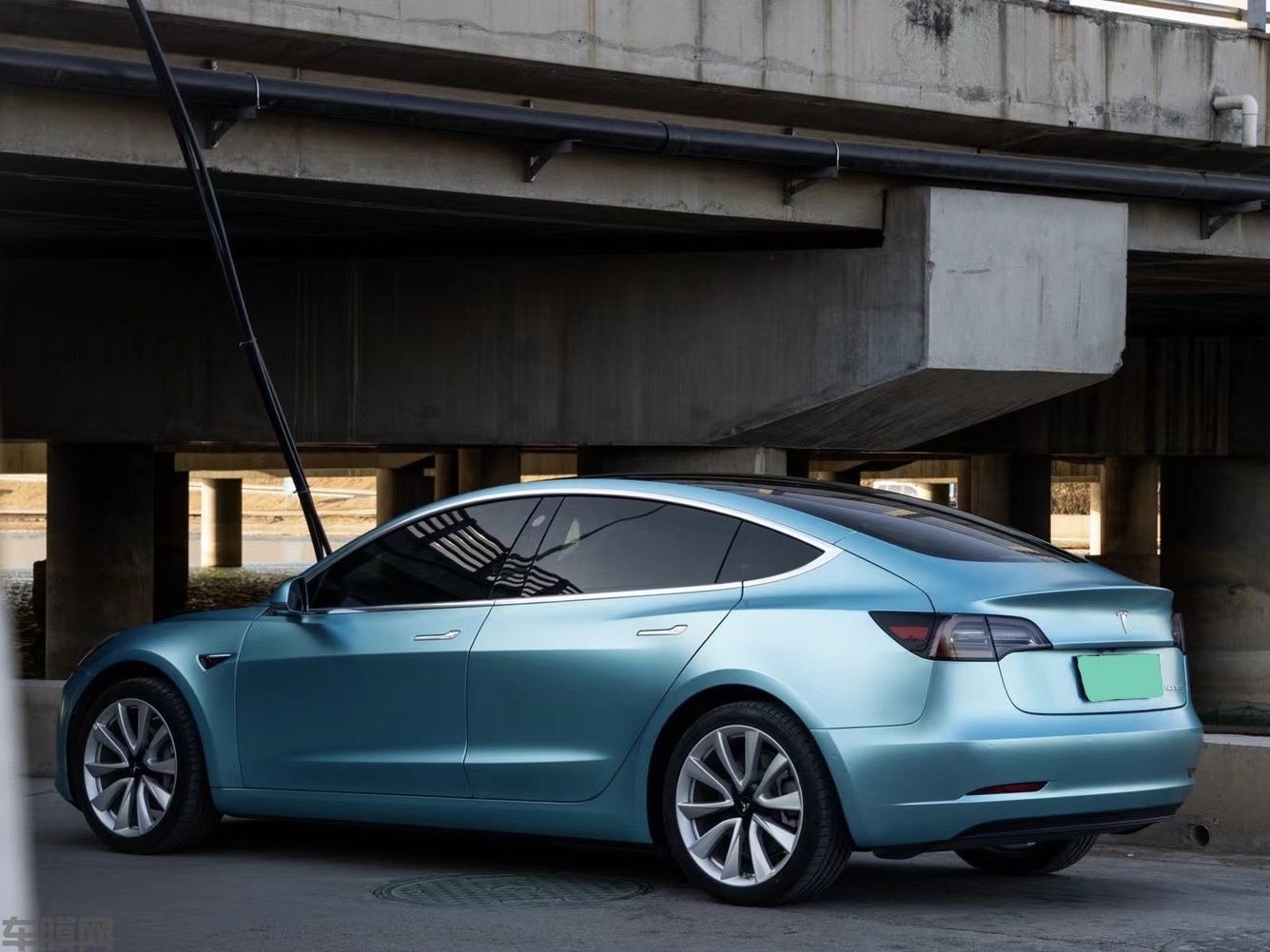 特斯拉ModeL 3 电光金属湖水蓝改色膜 效果图